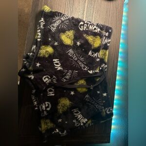 Medium sherpa Grinch shorts